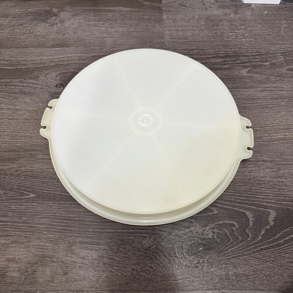 Vintage Tupperware 12" Round Veggie Carrier / Keeper - Picture 7 of 9